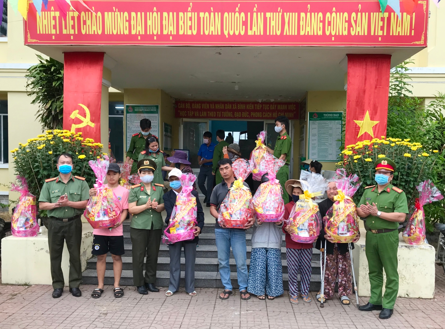 Lãnh đạo các đơn vị tặng quà cho các gia đình có hoàn cảnh khó khăn tại xã Bình Kiến