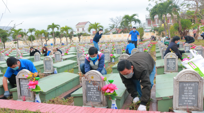 ĐVTN tham gia tu tảo Nghĩa trang Liệt sĩ tỉnh.