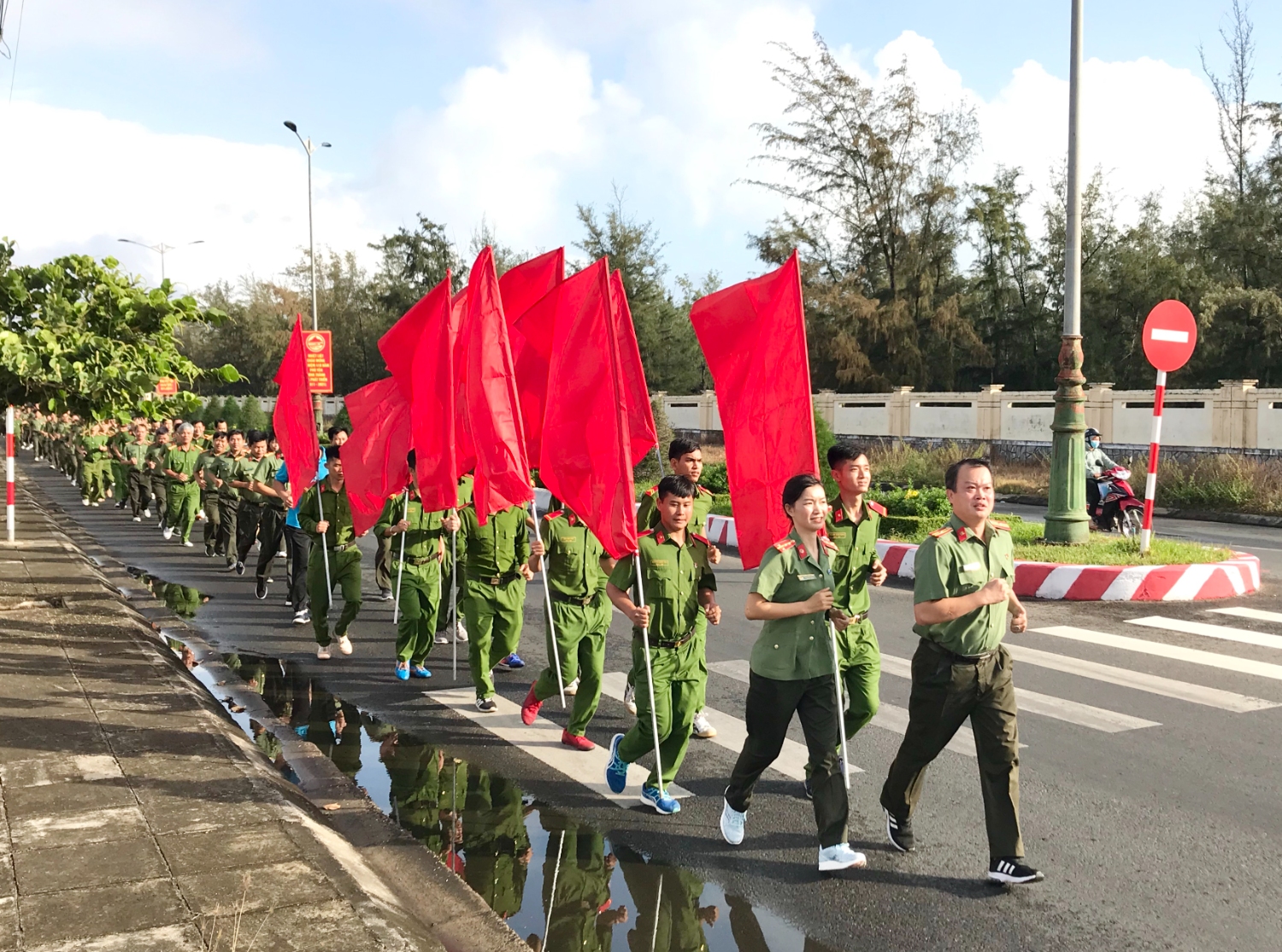 ĐVTN  tham gia chạy đồng hành hưởng ứng Ngày chạy Olympic năm 2021.