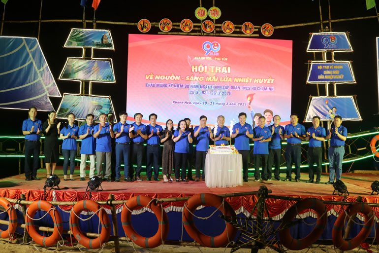 Lãnh đạo Đoàn qua các thời kỳ hát mừng sinh nhật 90 năm Ngày thành lập Đoàn.