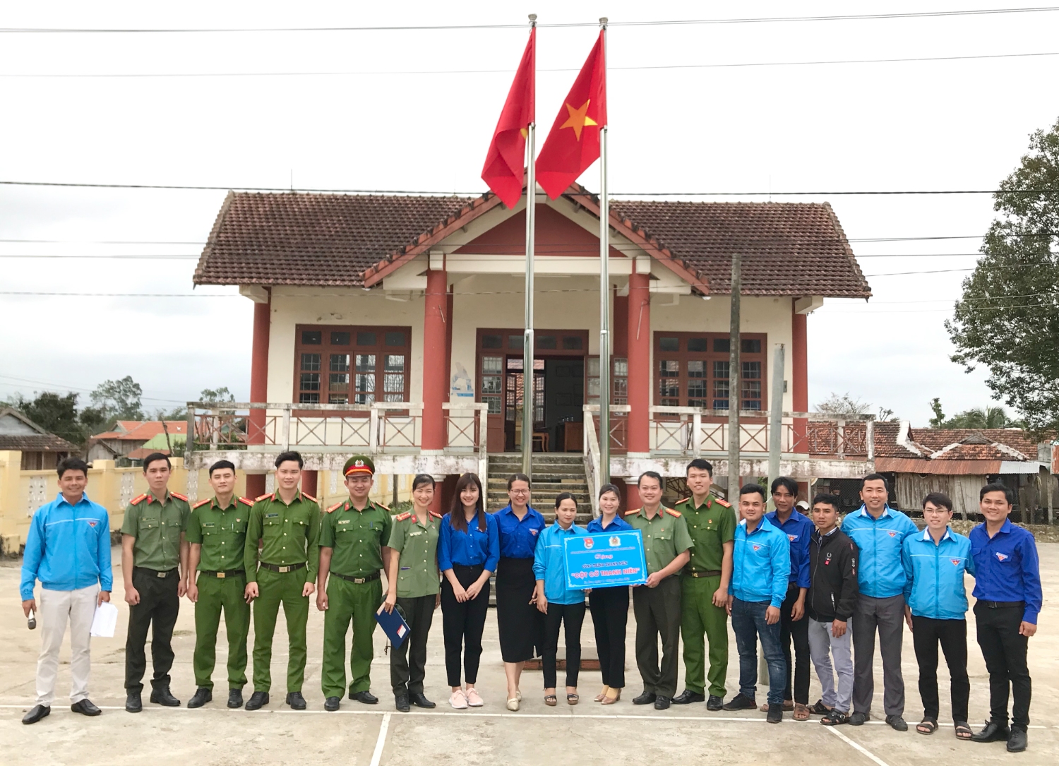 Bàn giao công trình "Cột cờ thanh niên" tại xã buôn Trinh,  xã Ea Bar