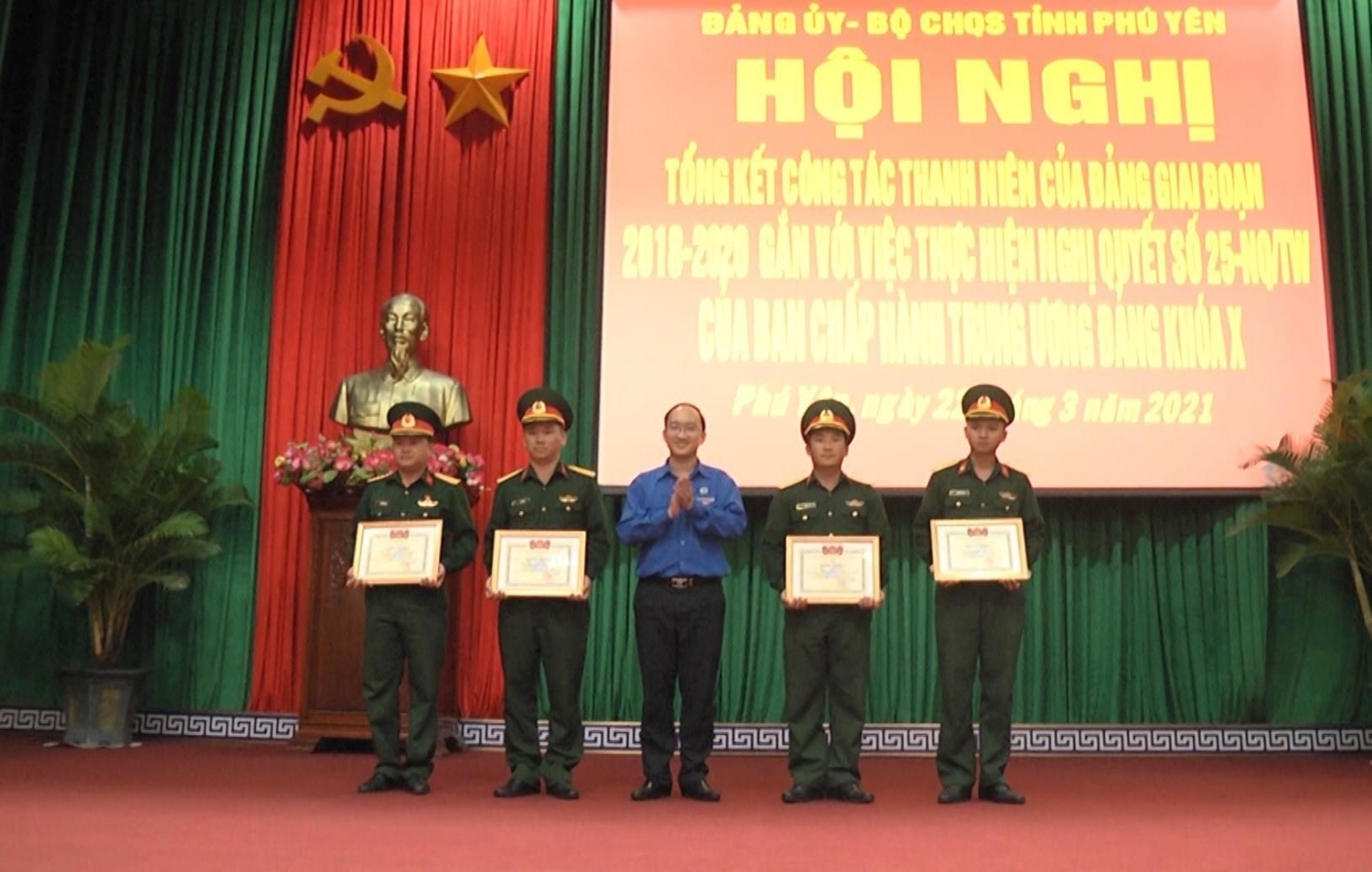 Anh Trần Minh Trí - Phó Bí thư Tỉnh Đoàn dự và trao bằng khen cho các tập thể có thành tích xuất sắc trong lãnh đạo thực hiện nhiệm vụ và công tác Đoàn giai đoạn 2018 - 2020.