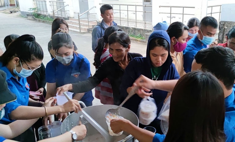 Các đoàn viên, thanh niên phát cháo cho bệnh nhân.