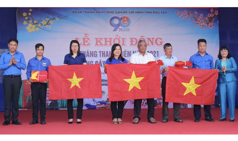 Đồng chí Hồ Thị Nguyên Thảo, Ủy viên Ban Thường vụ Tỉnh ủy, Phó Chủ tịch UBND tỉnh và Bí thư Tỉnh đoàn Phan Xuân Hạnh trao tặng cờ Tổ quốc cho ngư dân TP Tuy Hòa.
