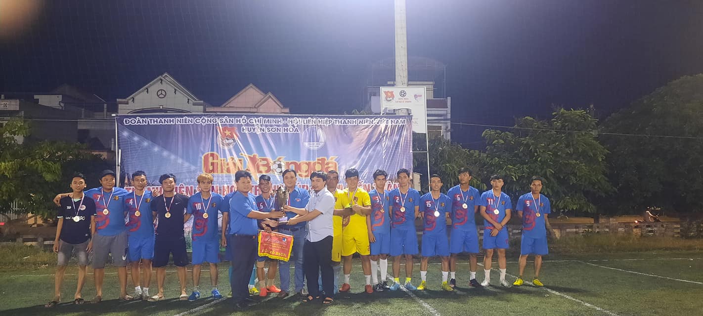 Ban Tổ chức trao cúp vô địch cho Đội Liên quân thị trấn Củng Sơn- Hồng Hoa Đường