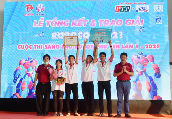 Ban Tổ chức trao giải nhất cho đội Trần Quốc Tuấn - Hero 6 (Trường THPT Trần Quốc Tuấn, H. Phú Hòa).