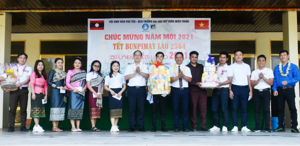 Ban Tổ chức trao quà cho các sinh viên nước bạn Lào.