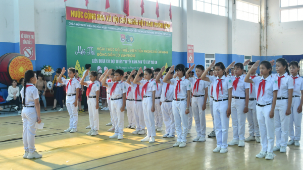 Các liên đội tham gia thi Nghi thức Đội TNTP Hồ Chí Minh.