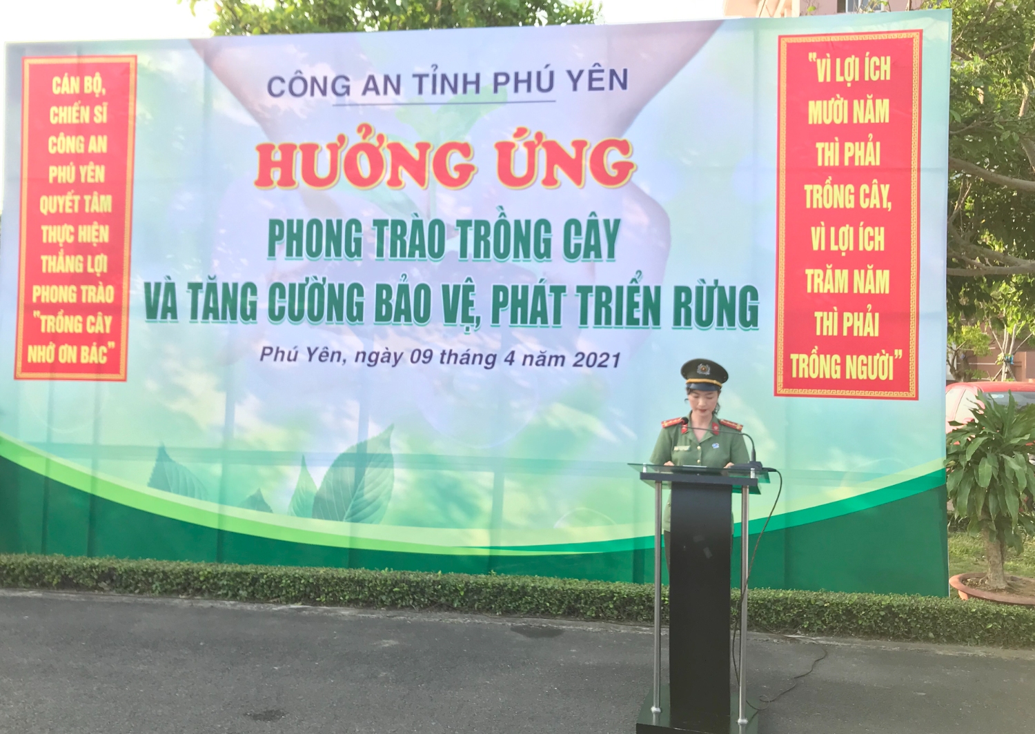 Đ/c Đại úy Hồ Thị Xuân Hương, Phó bí thư Đoàn thanh niên Công an tỉnh thay mặt tuổi trẻ Công an tỉnh phát biểu hưởng ứng