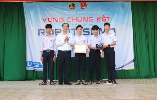Phó Bí thư Tỉnh Đoàn Trần Minh Trí trao giải Nhất cho đội Trường THPT Lê Trung Kiên.