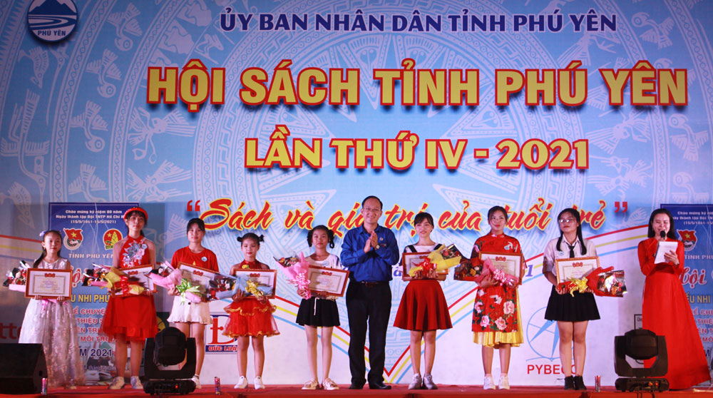 Anh Trần Minh Trí, Phó Bí thư Tỉnh Đoàn, Chủ tịch Hội đồng Đội tỉnh trao giải nhất Hội thi Tuyên truyền, kể chuyện bảo vệ môi trường qua trang sách.