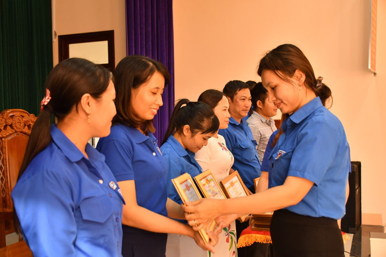 Các cá nhân có thành tích xuất sắc trong Tháng Thanh niên năm 2021 nhận giấy khen của Huyện Đoàn.