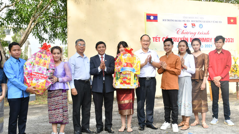 Thường trực Tỉnh Đoàn, Hội Sinh viên tỉnh và lãnh đạo Đảng ủy các trường chúc mừng, tặng quà cho các sinh viên nước bạn Lào.