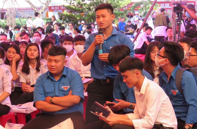 Em Đặng Ngọc Quý, học sinh Trường THPT Trần Bình Trọng đặt câu hỏi với ban tư vấn.