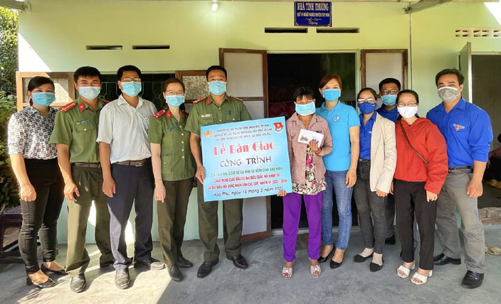 Các đơn vị bàn giao công trình sửa chữa nhà ở cho hộ nghèo thôn Lương Phước, xã Hòa Phú.