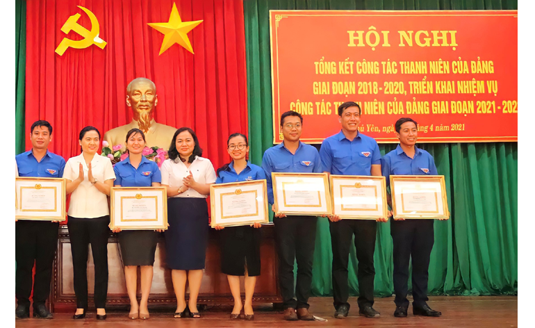Trương Tấn Nho và Nguyễn Minh Đường (thứ nhất và thứ hai từ phải sang) nhận bằng khen của Ban Thường vụ Tỉnh ủy vì có thành tích xuất sắc trong công tác lãnh đạo, chỉ đạo công tác thanh niên của Đảng giai đoạn 2018-2020.