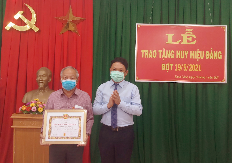 Đồng chí Phan Xuân Hạnh, Tỉnh ủy viên, Bí thư Tỉnh Đoàn đại diện trao Huy hiệu 40 năm tuổi Đảng cho đồng chí Nguyễn Văn Thái.