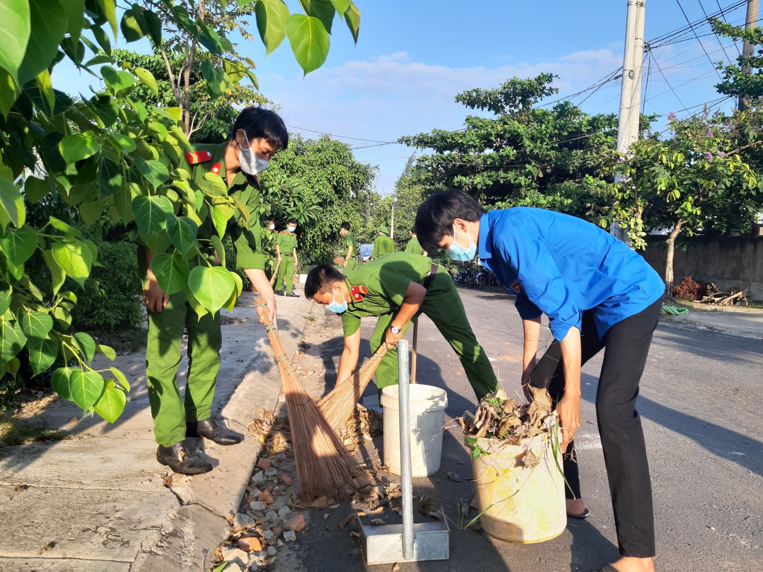 ĐVTN Công an tỉnh dọn dẹp, vệ sinh tại Khu di tích “Địa điểm diễn ra cuộc tổng tiến công và nổi dậy xuân Mậu Thân 1968 tại Phú Yên”