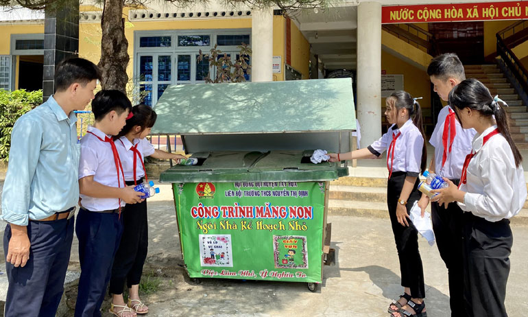 Học sinh Trường THCS Nguyễn Thị Định thu gom giấy vụn và vỏ chai nhựa, góp vào “Ngôi nhà kế hoạch nhỏ”.