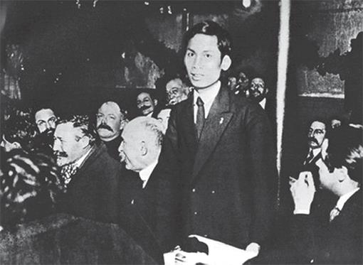 Đồng chí Nguyễn Ái Quốc tại Đại hội toàn quốc Đảng Xã hội Pháp ở thành phố Tua (Pháp), tháng 12-1920.
