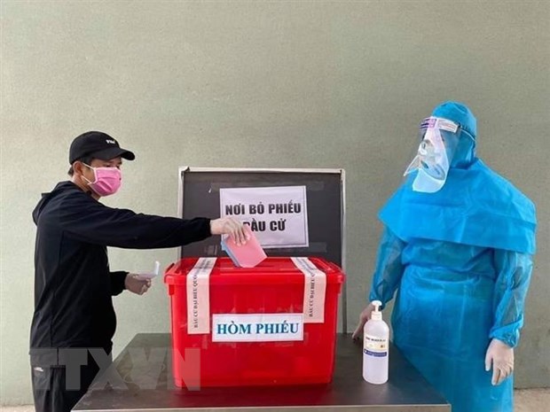 Cử tri tại khu cách ly tập trung ở huyện Bàu Bàng, tỉnh Bình Dương được thực hiện quyền nghĩa vụ của mình trong ngày đi bầu cử.