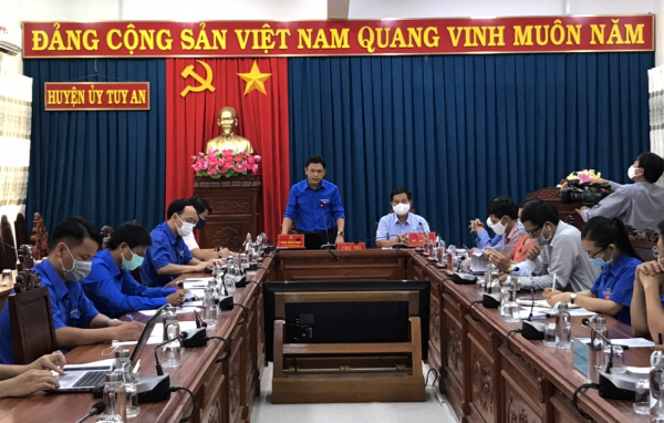 Đồng chí Phan Xuân Hạnh, Ủy viên Ban Chấp hành Trung ương Đoàn, Tỉnh ủy viên, Bí thư Tỉnh Đoàn phát biểu tại buổi làm việc.