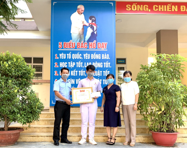 Trao Giải thưởng Kim Đồng toàn quốc năm 2021 cho em Lê Hải Đăng, Liên đội trưởng Liên đội Trường THCS Hùng Vương (TP Tuy Hòa).