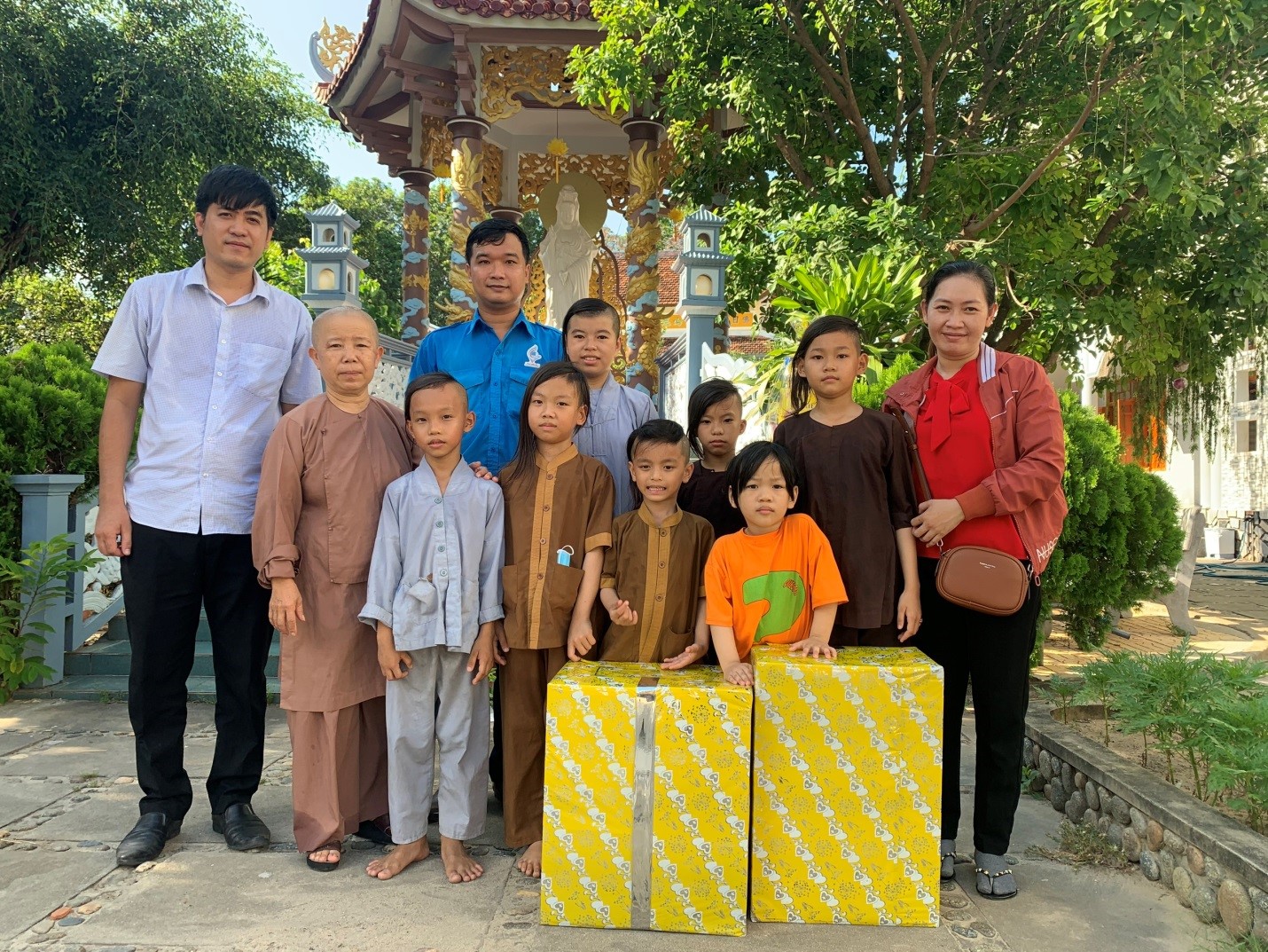Tặng quà cho trẻ em Mái ấm chùa Hải Sơn.