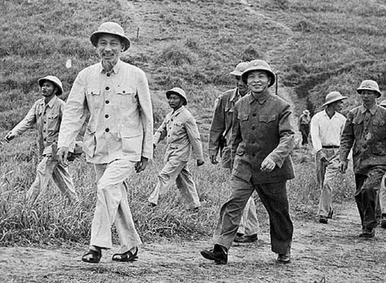 Chủ tịch Hồ Chí Minh và Đại tướng Võ Nguyên Giáp năm 1957.