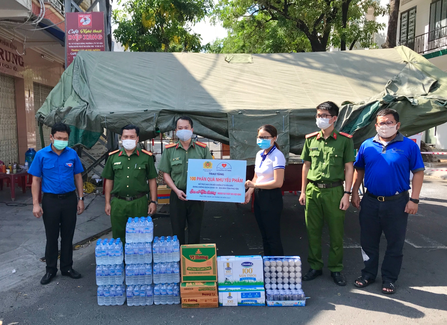 Tặng quà các lực lượng đang làm nhiệm vụ tại Khu vực phong tỏa Phường 3, TP Tuy Hòa