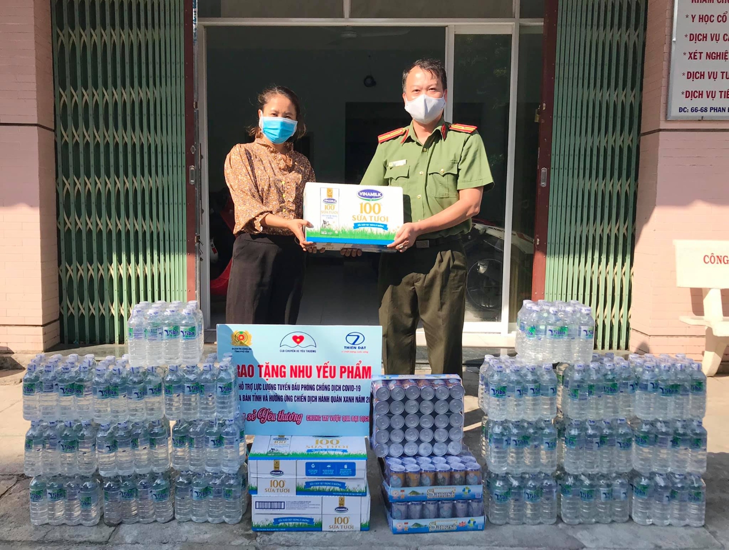 Đoàn thanh niên Công an tỉnh tặng nhu yếu phẩm cho các y bác sỹ tại Trung tâm Y tế thành phố Tuy Hòa