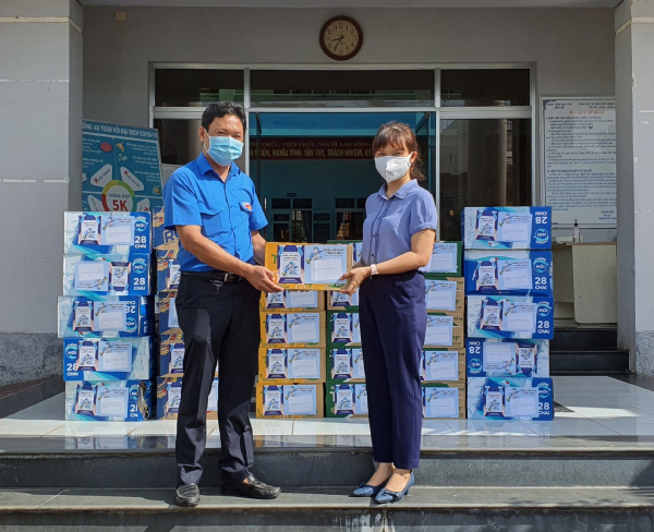 Đồng chí Phan Xuân Hạnh - UVBCH Trung ương Đoàn, Tỉnh uỷ viên, Bí thư Tỉnh Đoàn trao tặng nước cho Sở Y tế tỉnh.