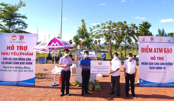 Đ/c Phan Xuân Hạnh - Tỉnh ủy viên, Bí thư Tỉnh Đoàn trao bảng tượng trưng hỗ trợ gạo cho lãnh đạo thị xã Đông Hòa.