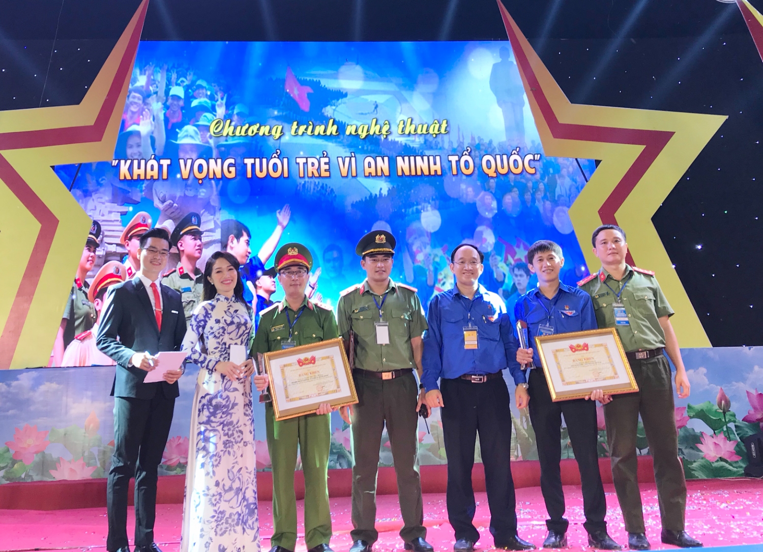 Đại úy Đinh Phạm Hoa (thứ 3 từ trái qua) được Trung ương Đoàn tuyên dương, tặng bằng khen đã có thành tích xuất sắc trong phong trào toàn dân bảo vệ ANTQ
