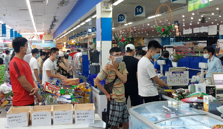 Khu vực thanh toán tiền của Siêu thị Co.opmart Tuy Hòa có quá đông người vào chiều 22/7.