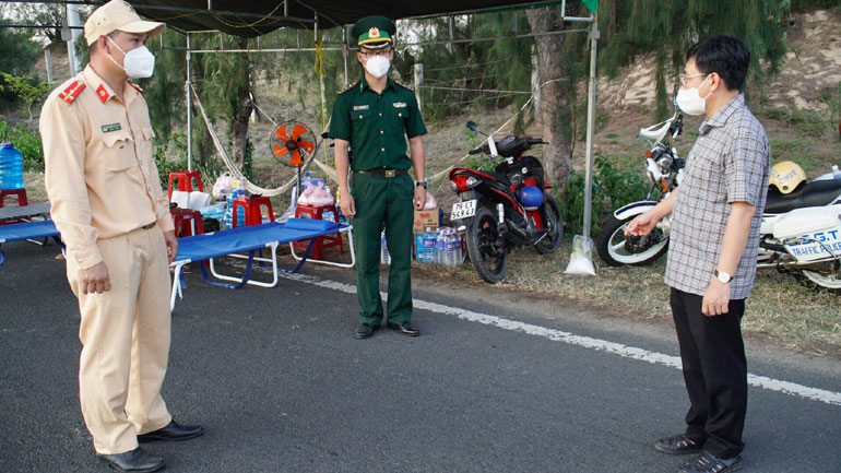 Đồng chí Huỳnh Lữ Tân (phải), Ủy viên Ban Thường vụ Tỉnh ủy, Bí thư Thành ủy Tuy Hòa thăm, kiểm tra chốt kiểm soát dịch tại xã An Phú. Ảnh: THANH HUY