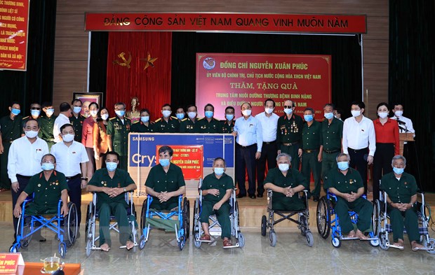 Chủ tịch nước Nguyễn Xuân Phúc thăm Trung tâm nuôi dưỡng thương bệnh binh nặng và điều dưỡng người có công tỉnh Hà Nam.