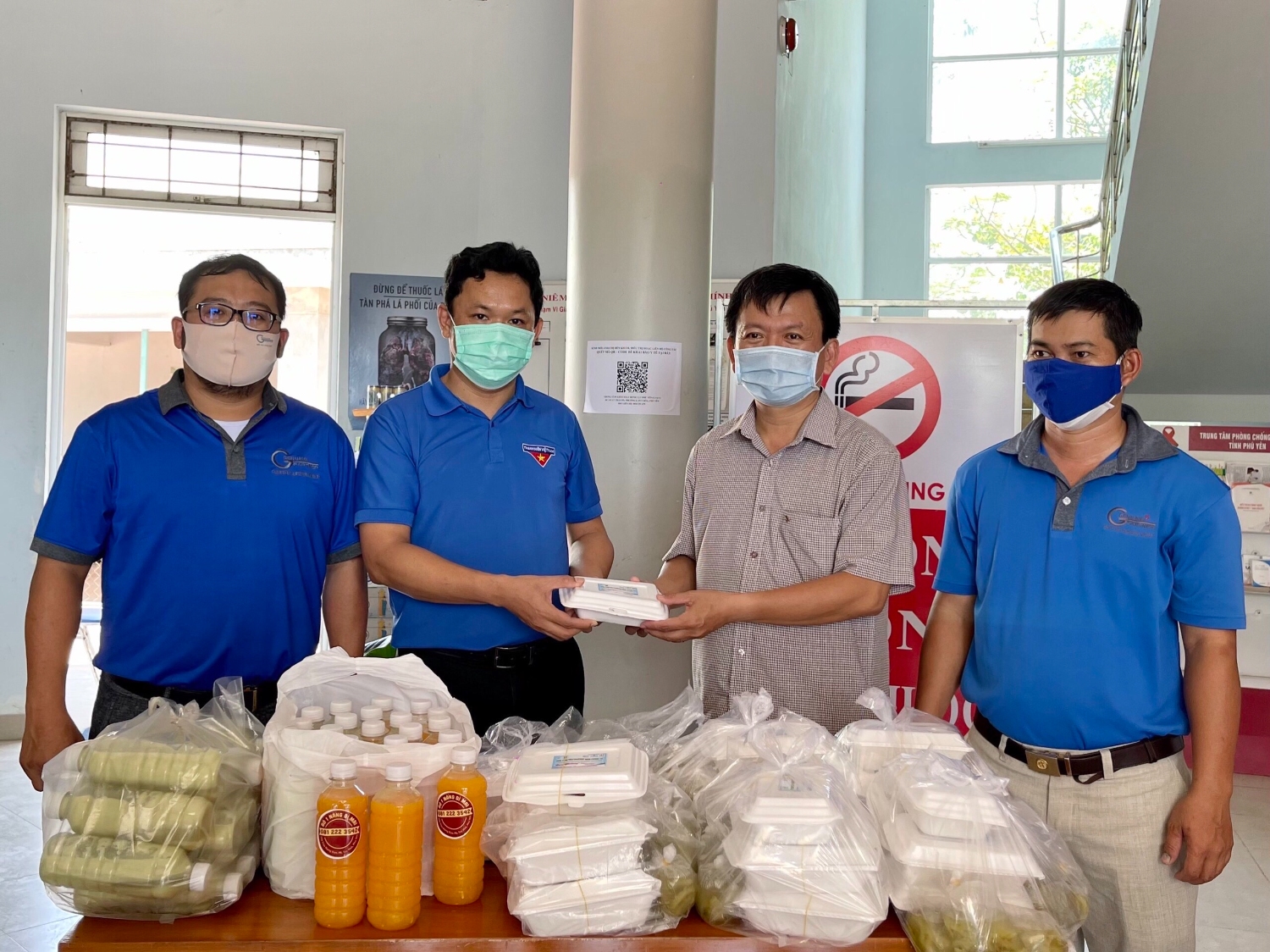 Anh Phạm Ngọc Mến (bìa phải) cùng lãnh đạo Tỉnh đoàn Phú Yên và Trung tâm Công tác xã hội Thanh thiếu niên trao tặng những suất cơm yêu thương cho Trung tâm kiểm soát bệnh tật tỉnh
