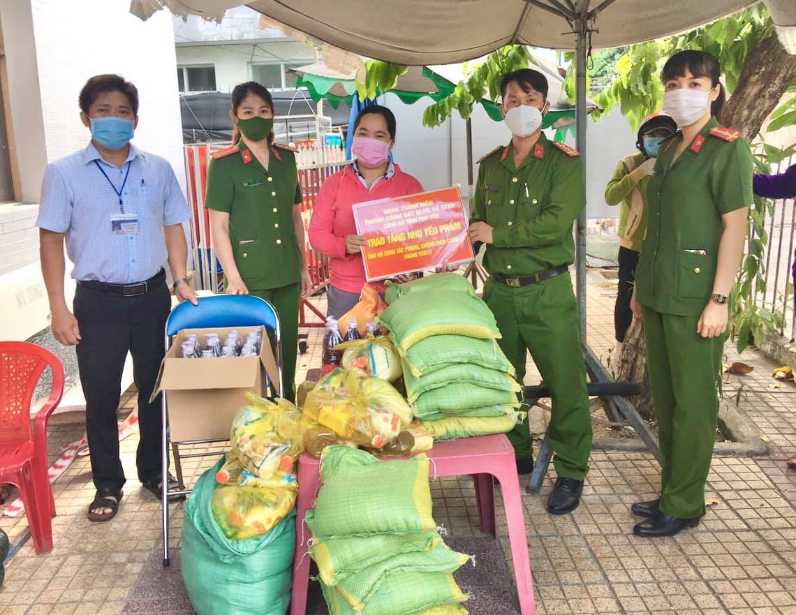 Chi đoàn Phòng Cảnh sát QLHC về TTXH Tặng quà cho các hộ nghèo trên địa bàn Phường 2, TP Tuy Hòa