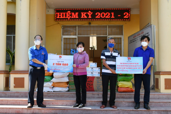 Anh Trần Minh Trí - Phó Bí thư Tỉnh Đoàn tặng nhu yếu phẩm cho lãnh đạo phường 5, TP. Tuy Hòa hỗ trợ người dân.