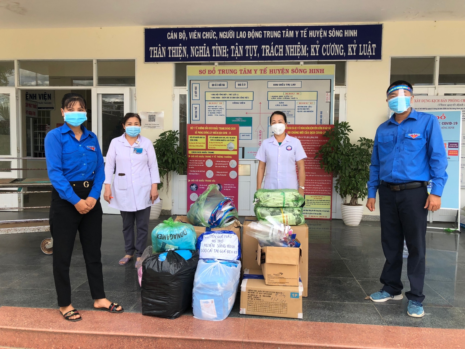 Huyện Đoàn Sông Hinh trao nhu yếu phẩm cho đội ngũ y tế đang làm nhiệm vụ ở tuyến đầu chống dịch COVID-19.