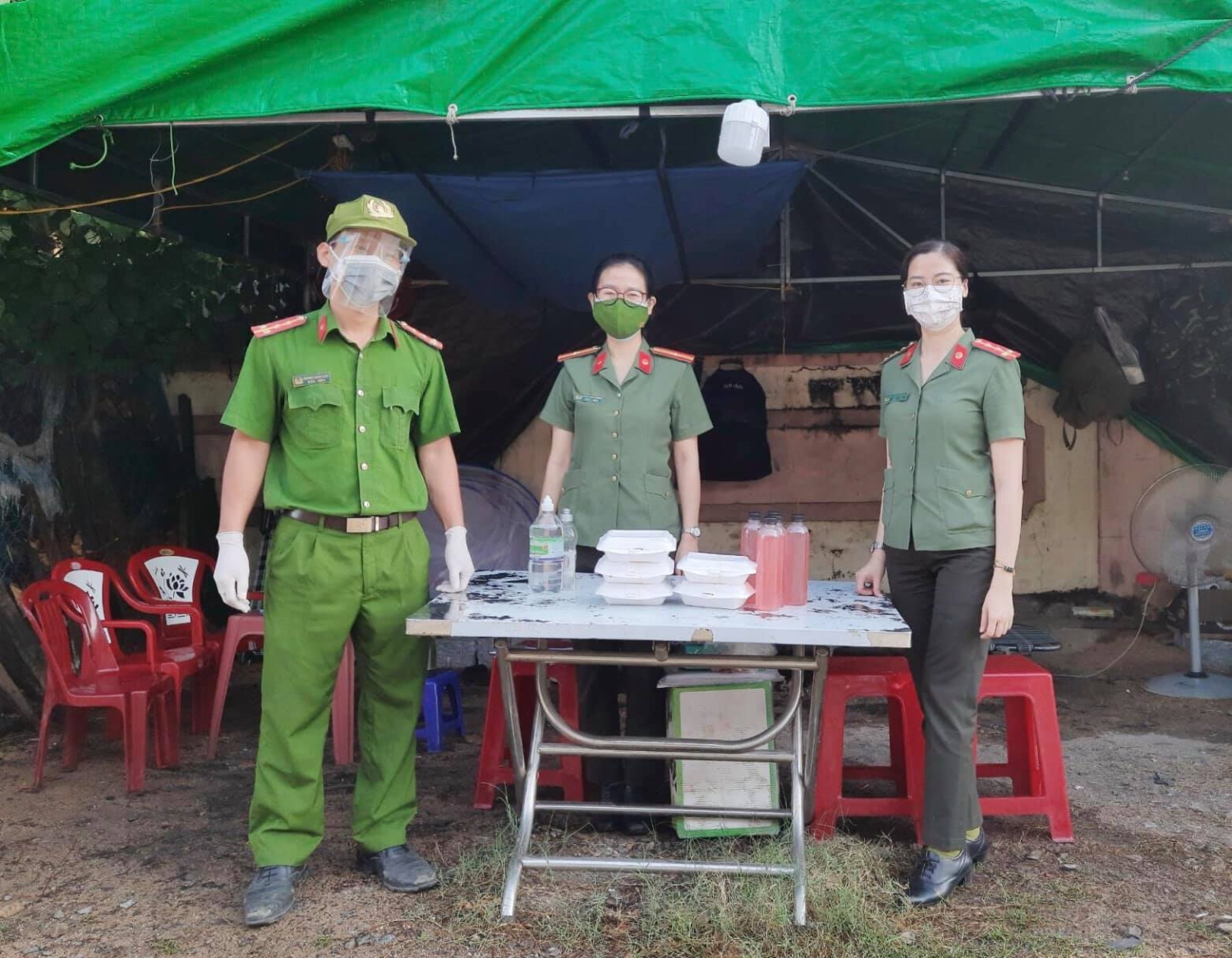 Chi đoàn Phòng KTNV - Phòng ANĐT Trao cơm và nước cho lực lượng tuyến đầu tại chốt kiểm soát dịch bệnh trên địa bàn TP Tuy Hòa