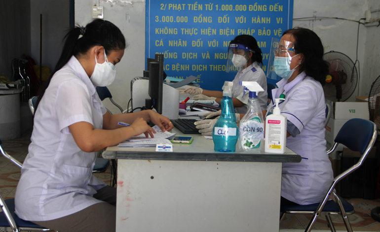 Trong những ngày qua, cán bộ, nhân viên Trạm Y tế phường 5 (TP Tuy Hòa) luôn tích cực công tác truy vết, lấy mẫu xét nghiệm, cách ly y tế với những người có nguy cơ mắc COVID-19.