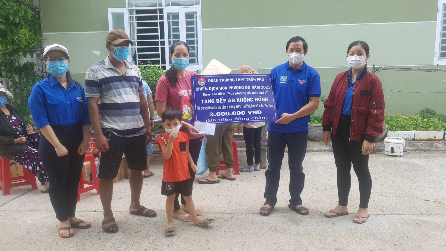 Đoàn Trường THPT Trần Phú, H. Tuy An tặng “Bếp ăn không đồng” cho người dân.