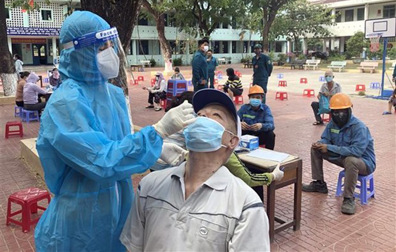 Test nhanh SARS-CoV-2 cho người cao tuổi ở phường Lý Thường Kiệt, TP Quy Nhơn. Ảnh: TTXVN