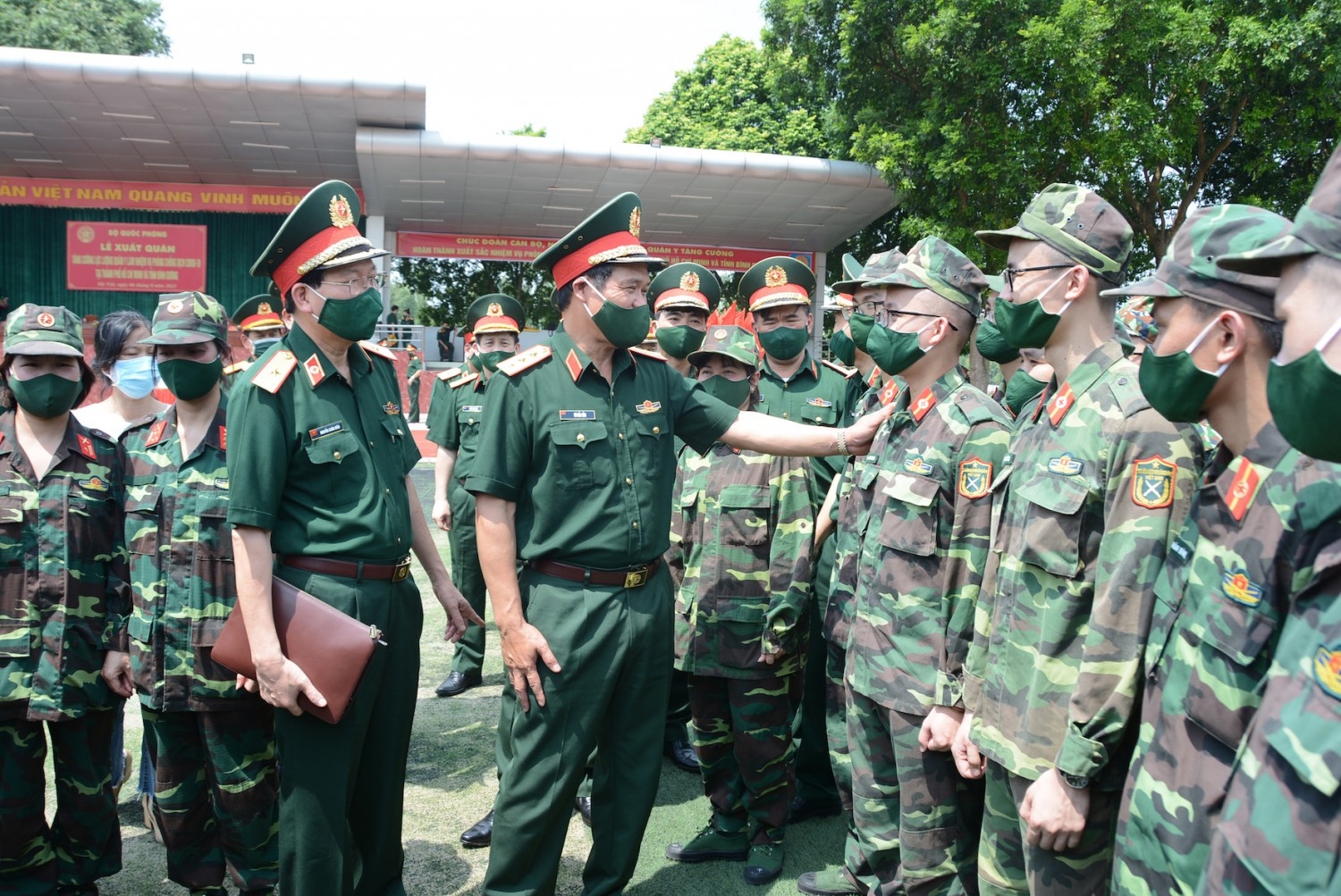 Thượng tướng Vũ Hải Sản động viên lực lượng quân y tăng cường cho Bệnh viện DCTN số 5D Bộ Quốc phòng.