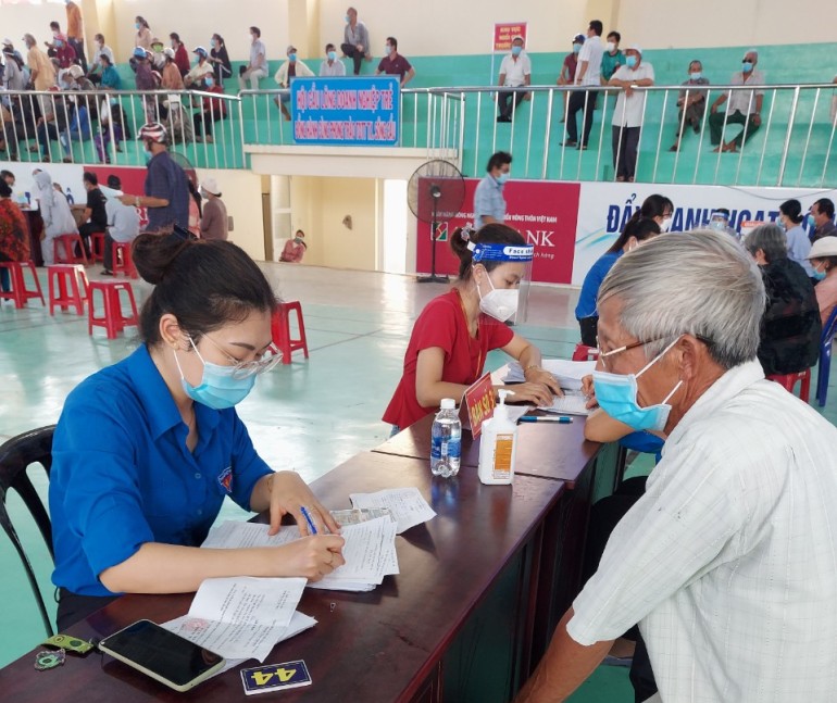 Đoàn viên thanh niên tham gia làm tình nguyện viên hỗ trợ công tác tiêm vắc xin và hướng dẫn thủ tục cho người tiêm vắc xin.