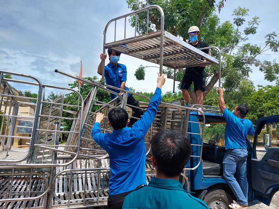 Đội thanh niên tình nguyện sắp xếp giường để di chuyển đến địa điểm mới.