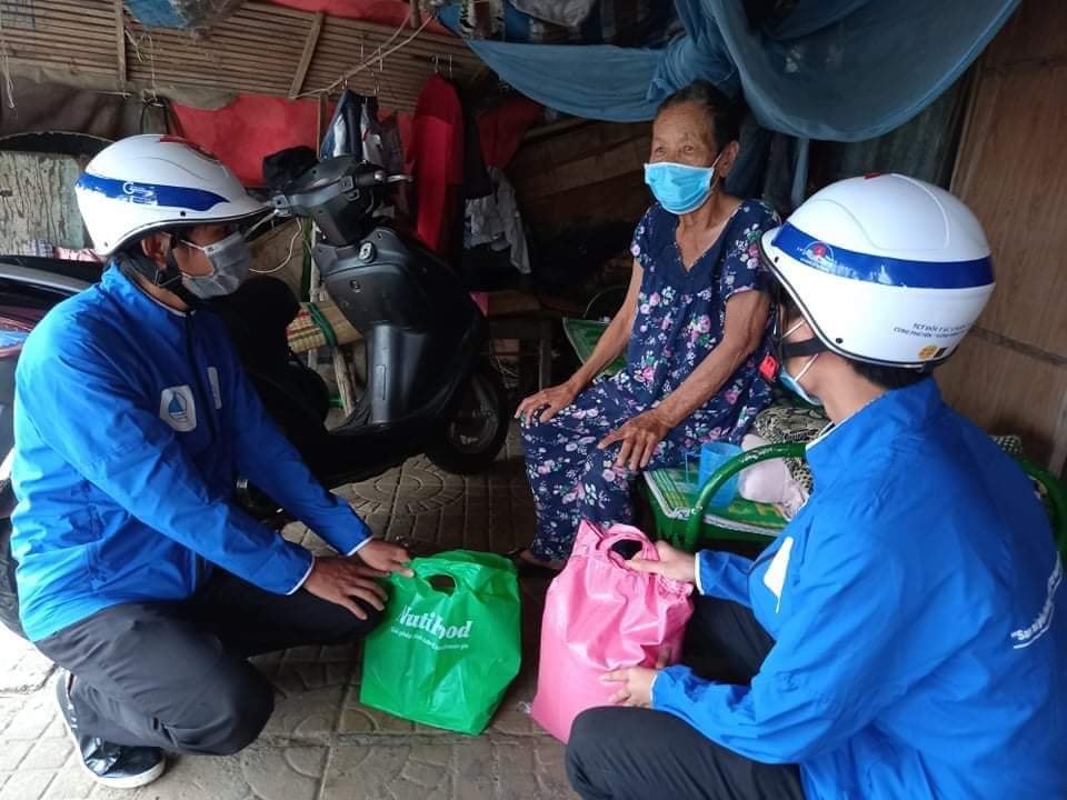 Cộng đồng Tình nguyện viên Phú Yên hỗ trợ nhu yếu phẩm cho người dân khó khăn.