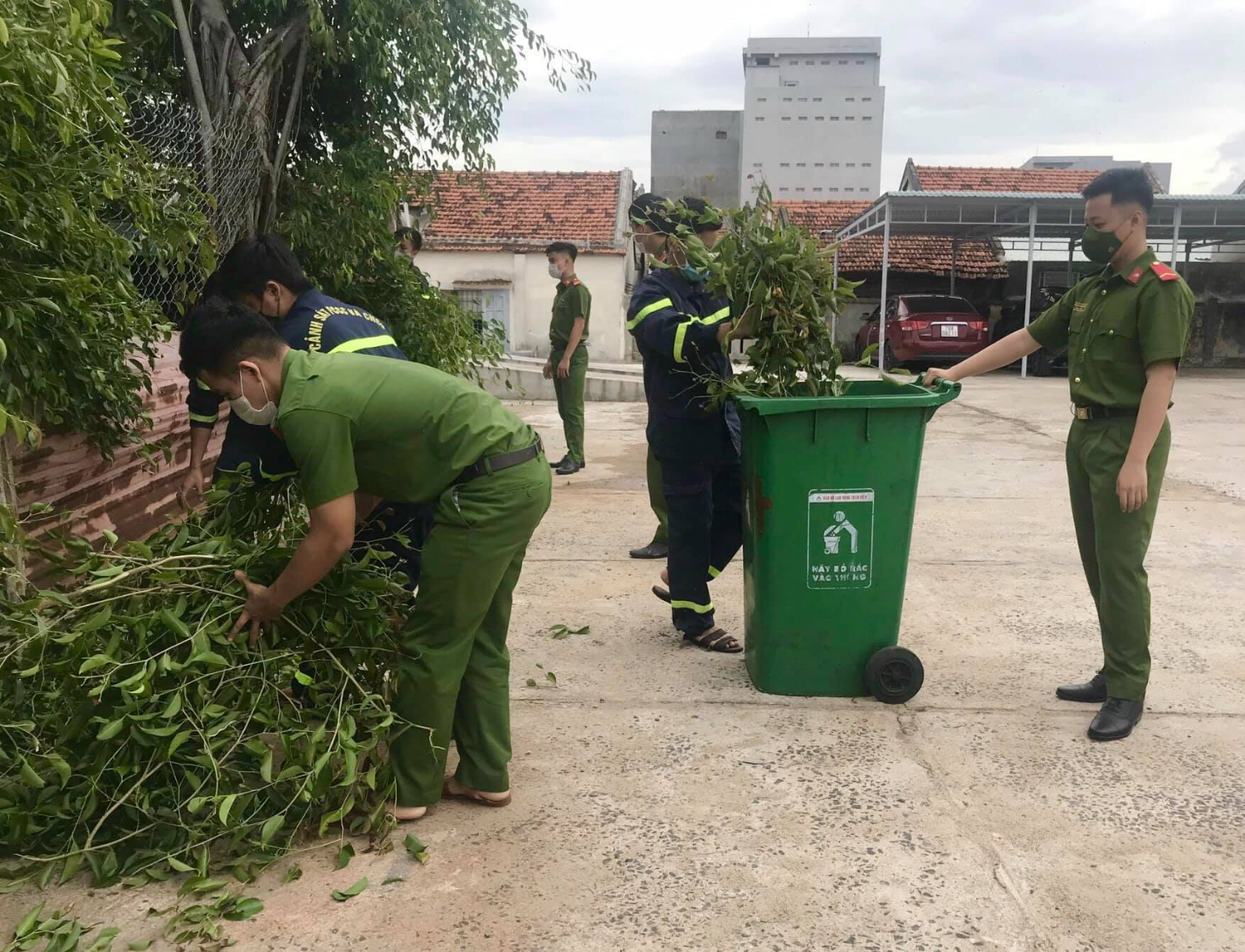 ĐVTN Công an tỉnh ra quân “Ngày chủ nhật xanh” đợt 4, năm 2021